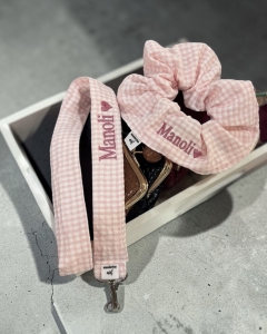 Lanyard y Coletero Vichy rosa beb� con nombre y coraz�n al final